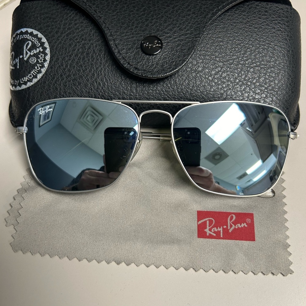 Perfect pair of Ray-Ban Caravan sunglasses in silver with chrome mirrored lens